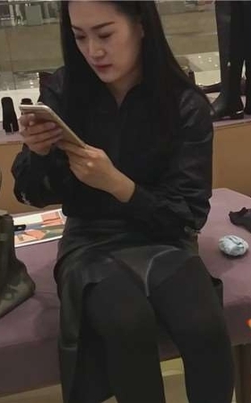 黑丝美足妹子鞋店试鞋，脚太漂亮啦。