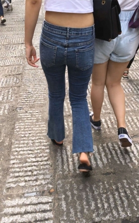 牛仔紧身美臀女