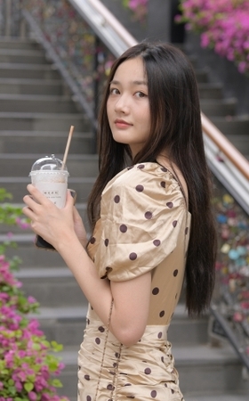 斑点包臀裙长腿美女