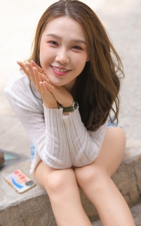 青春靓丽热裤女孩