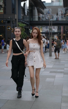 街拍白短裙小姐姐 [17P]