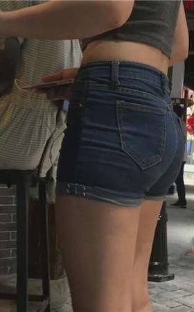 商场遇见跟朋友闲逛的极品翘臀小美女 [1.75 GB]