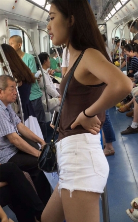地铁上的极品美妇