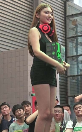 舞台上性感紧身包臀超短裙美女。