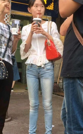 街边的牛仔小妹紧绷宽臀