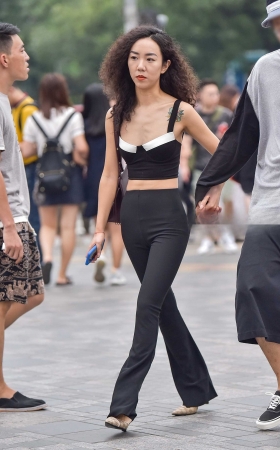 性感裸背紧身喇叭裤美女 [24P]