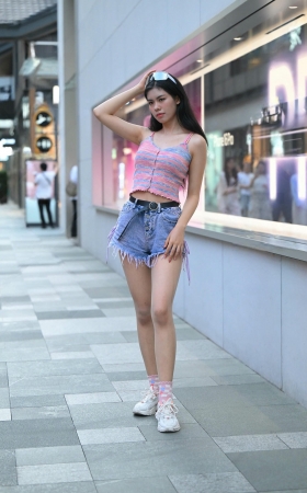 搭讪街拍热牛裤里丝小姐姐 [21P]