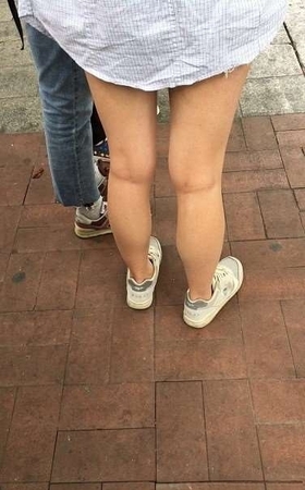 街拍等公交的热裤美眉