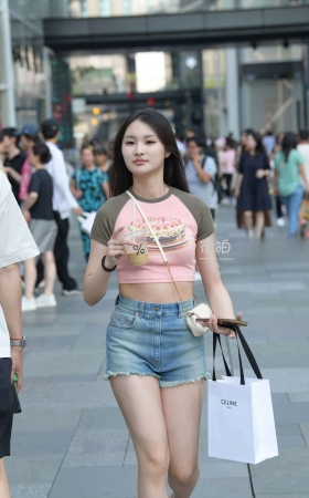粉色女孩，凉鞋也是粉色的 [24P]