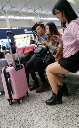 肉色丝袜黑色短裤眼睛妹子车站候车
