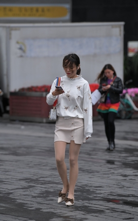 玩手机的妹子