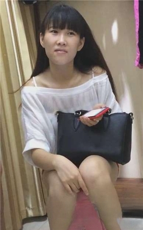 街拍超短热裤美臀女孩跟姐妹逛内衣店 [2.24 GB]