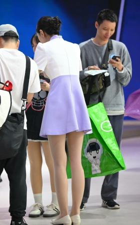 工作中的淡紫色连衣裙礼仪小姐姐 [20P]
