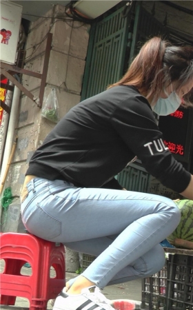 切西瓜的牛仔裤妹子