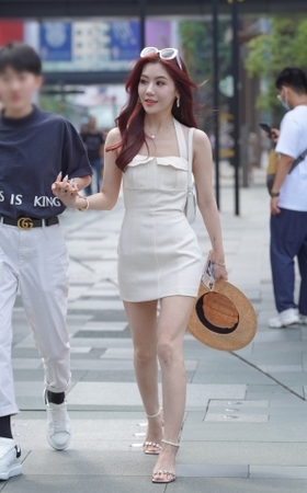 白皙小仙女 散发迷人的气质