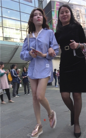 漂亮的裸腿小姐姐