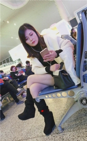 漂亮的黑靴美妇
