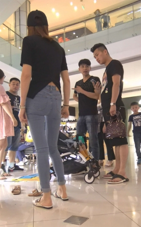 苗条身材黑T恤紧身蓝牛极品美少妇逛商场