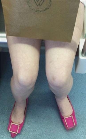 低头玩手机入迷的美女，腿腿真白。