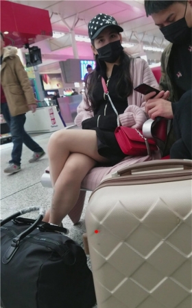 腿上有纹身的小姐姐