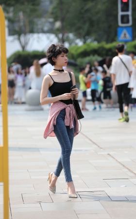 牛仔裤苗条妹妹