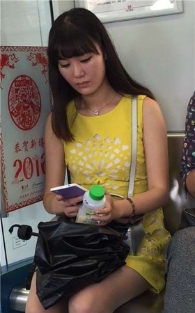 地铁上街拍忧郁的黄群美少妇