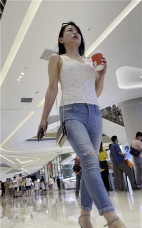 紧牛美眉