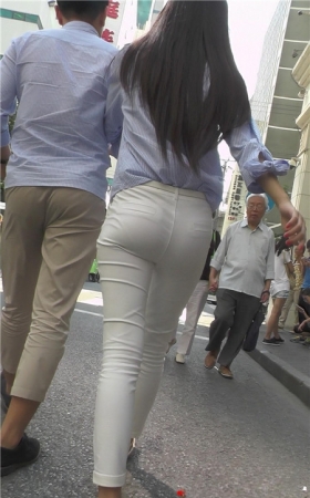 极品白裤圆润妹子