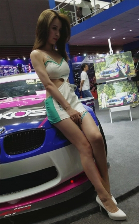 吊带车模美女