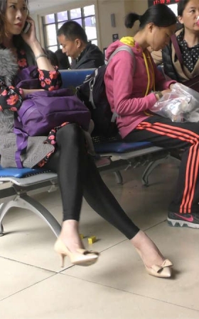 浓妆淡抹的美丽女人扭动一双极品美腿