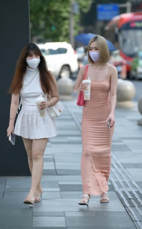 吊带长裙美眉 [17P]