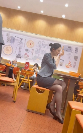 黑丝前台小姐，终于等到机会拍视频 [6P]