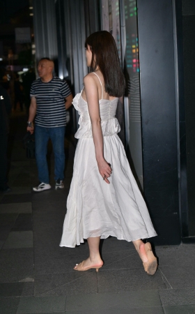 吊带白裙美zu美眉 [16P]