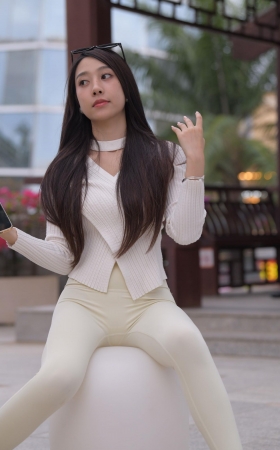 白色瑜伽课美女