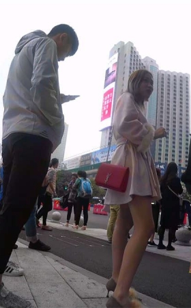 过马路的粉色大衣街拍裸腿美女