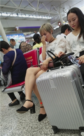 漂亮的短发长腿美女