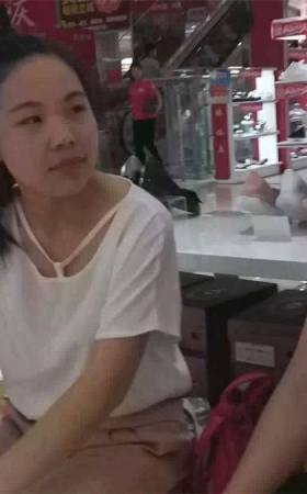 两个美丽的女子鞋店试鞋