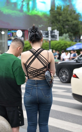 街拍大长腿喇叭牛仔裤美眉 [26P]