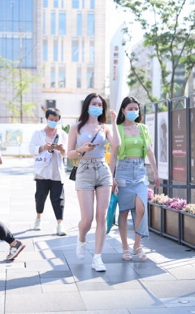 吊带背心热裤美女