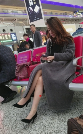听歌的美女