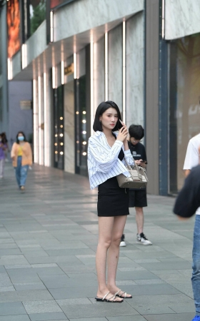 街拍美腿黑色短裙小姐姐 [19P]