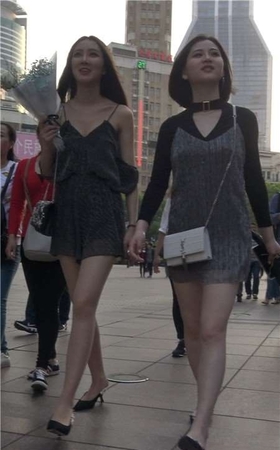 4K-超性感好身材包臀裙街拍美腿高跟鞋女神姐妹 [1.51 GB]