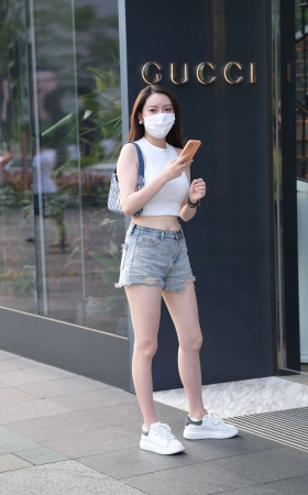 街拍白皙美腿小姐姐 [24P]