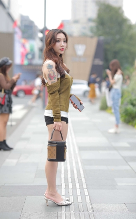 黑色热裤美腿凉高香肩
