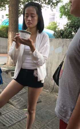 吃小吃的美女