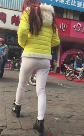 紧身白裤小姐姐