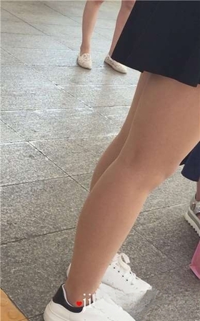 地铁上的小清新可爱萌妹子，墨镜很夸张