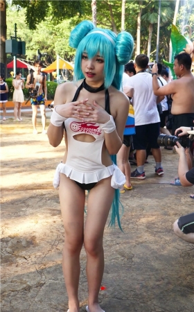 蓝发cos女孩