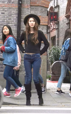 蓝色牛仔裤皮裙大美女