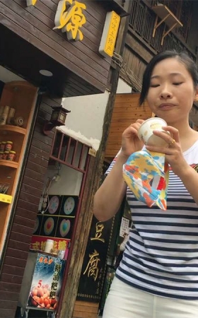 紧身白裤MM勒得也太紧了吧